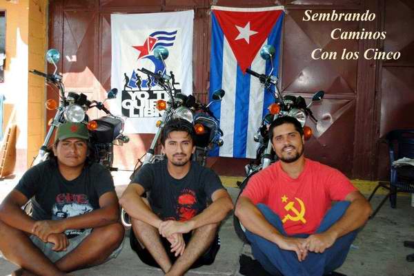 De izquierda a derecha Juan, Darío y Milco con las motos en que recorrerán países de América Latina De izquierda a derecha Juan, Darío y Milco con las motos en que recorrerán países de América Latina.